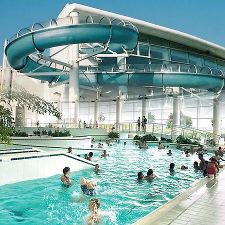 Holiday Golden Lakes Village.4 בית נופש *